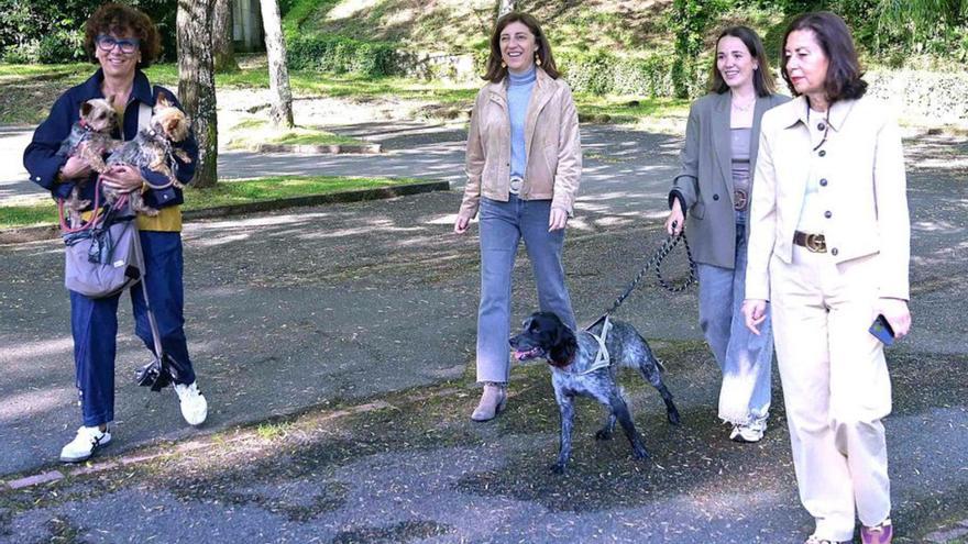 Vázquez, ayer en Oleiros, con Natalia, que adoptó un perro. | | LOC