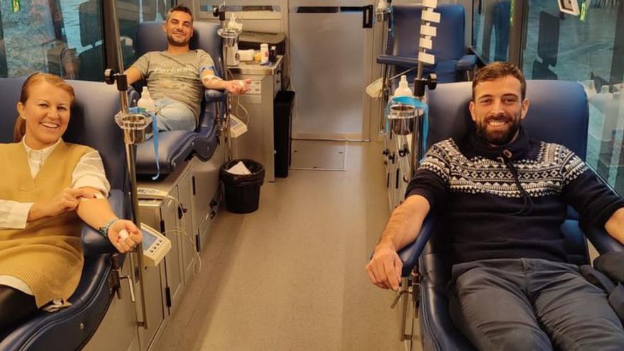 La alcaldesa, Loli Castiñeira, con los ediles Alex Rodríguez y Marcos Troncoso, ayer, donando sangre en la unidad móvil de ADOS.   | // D.P.