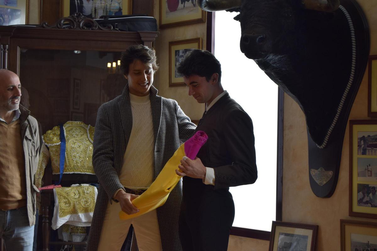 La convivencia entre Roca Rey y la Escuela Taurina de València, en imágenes