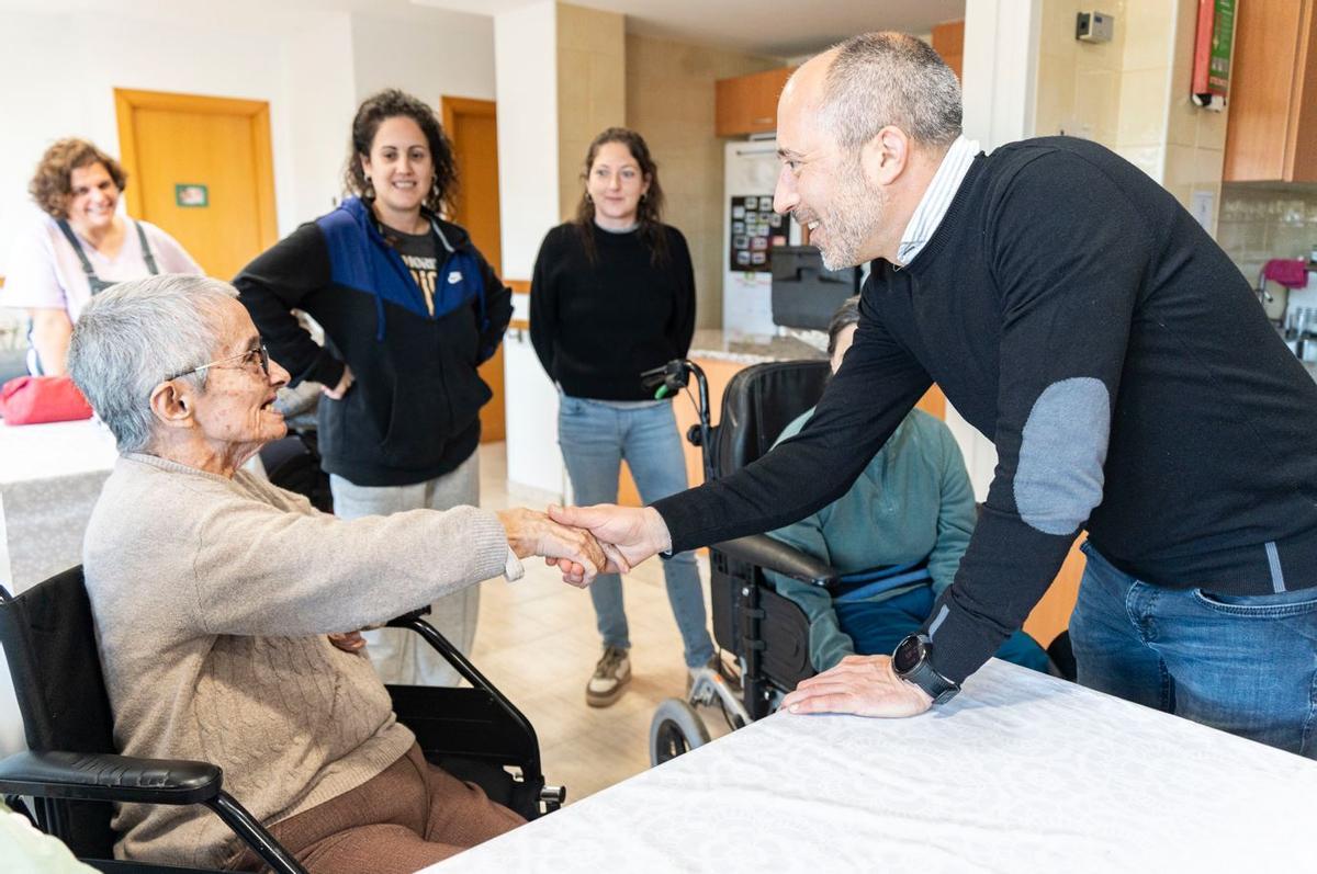 Aloy saluda una resident a la Llar Mion d'Ampans