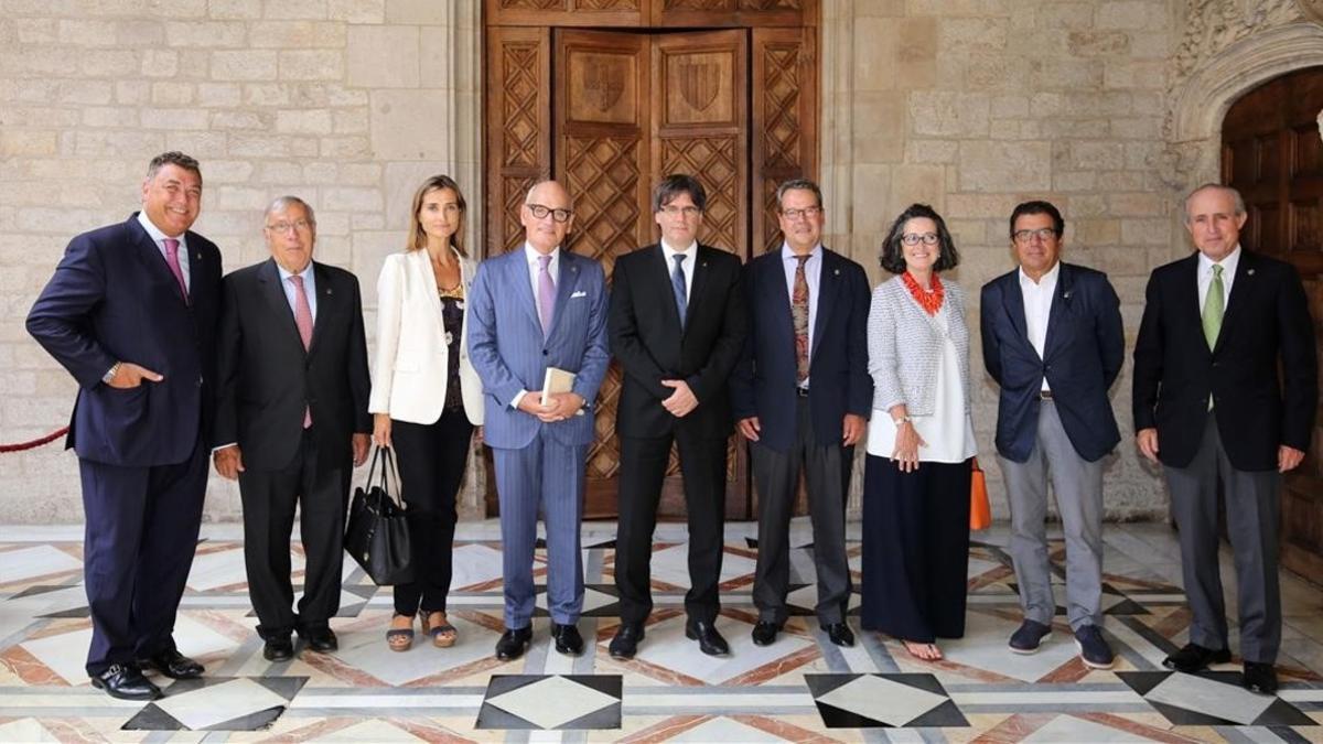 Puigdemont con la nueva mesa directiva de la Acadèmia Catalana de Gastronomia y Nuricio