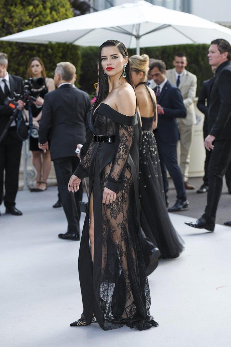 Adriana Lima en la gala AmfAR en el festival de Cannes