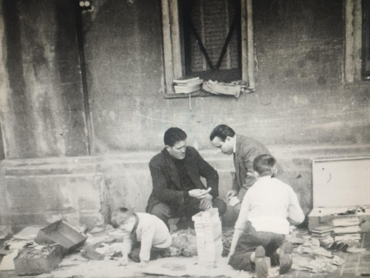 Venta ambulante en el exterior del mercado de Collblanc en los años 60