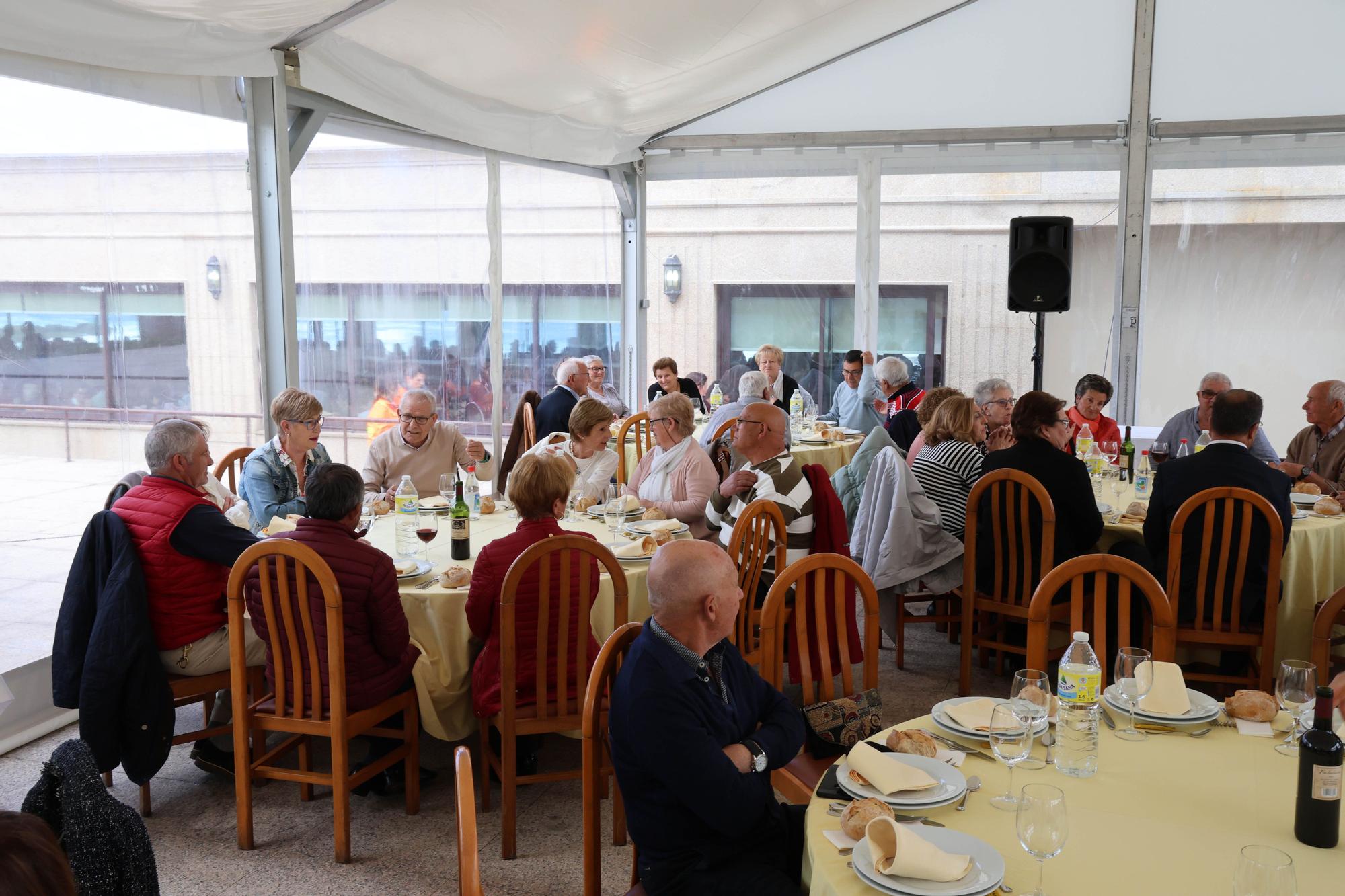 Búscate entre los comensales que acudieron a la Festa dos Maiores de Baiona