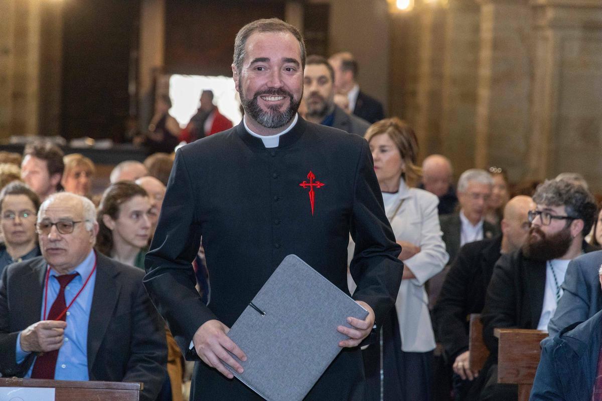 D. Víctor Suárez Gondar: "La Semana Santa de Santiago ya late en los muros de la ciudad"