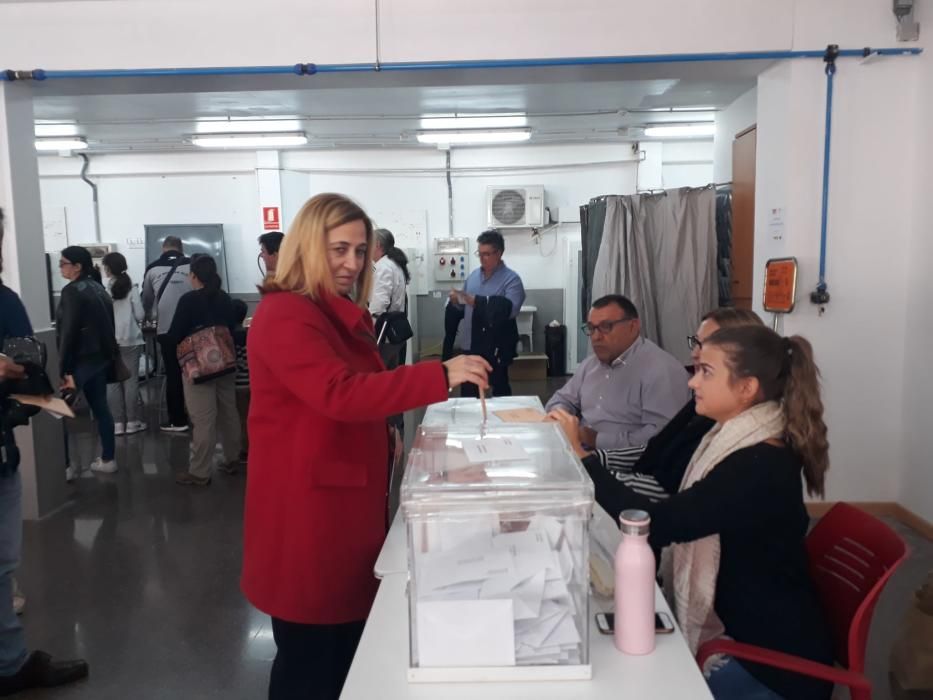 Araceli Poblador, subdelegada del Gobierno, votando en el colegio electoral de Isla de Corfú.