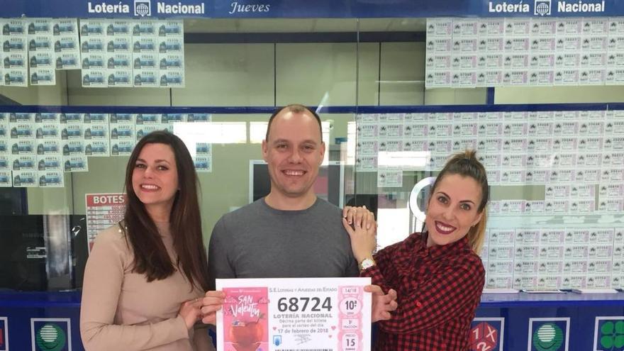 El lotero, Eugenio Manresa, posa junto a dos empleadas de la administración con el número agraciado en el sorteo