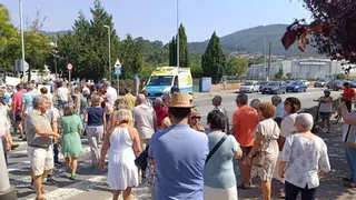 Moaña endurece sus protestas para reclamar urgencias y corta el tráfico en A Xunqueira