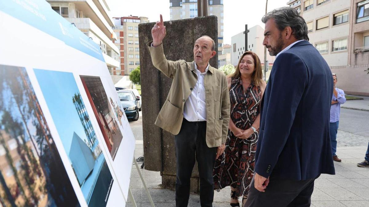 El arquitecto Alfonso Penela explica ayer detalles del proyecto a Ana Ortiz y Diego Calvo.