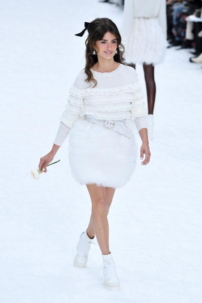 Penélope Cruz, embajadora de Chanel, desfilando en el desfile de la colección FW 19