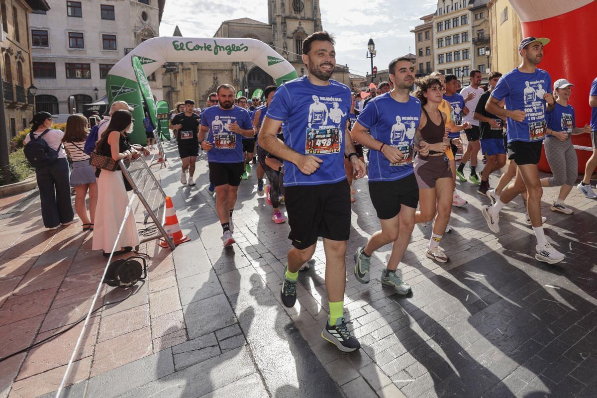 El azul tiñe el corazón de Oviedo con las camisetas de los 1.600 participantes en la carrera solidaria por el autismo El azul tiñe el corazón de Oviedo con las camisetas de los 1.600 participantes en la carrera solidaria por el autismo
