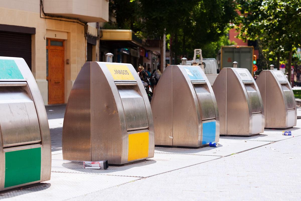 Contenedores de reciclaje en la calle