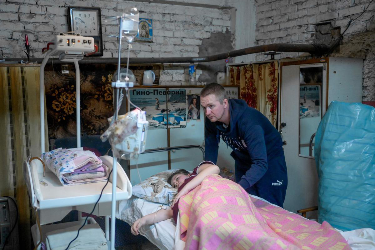 Aleina y su marido esperan el momento del nacimiento de su hija en el hospital maternal de Mikolaiv.
