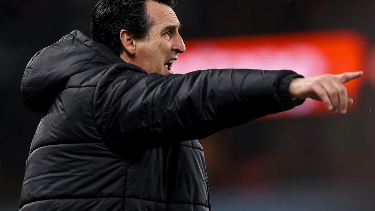 Unai Emery dirigiendo al Aston Villa