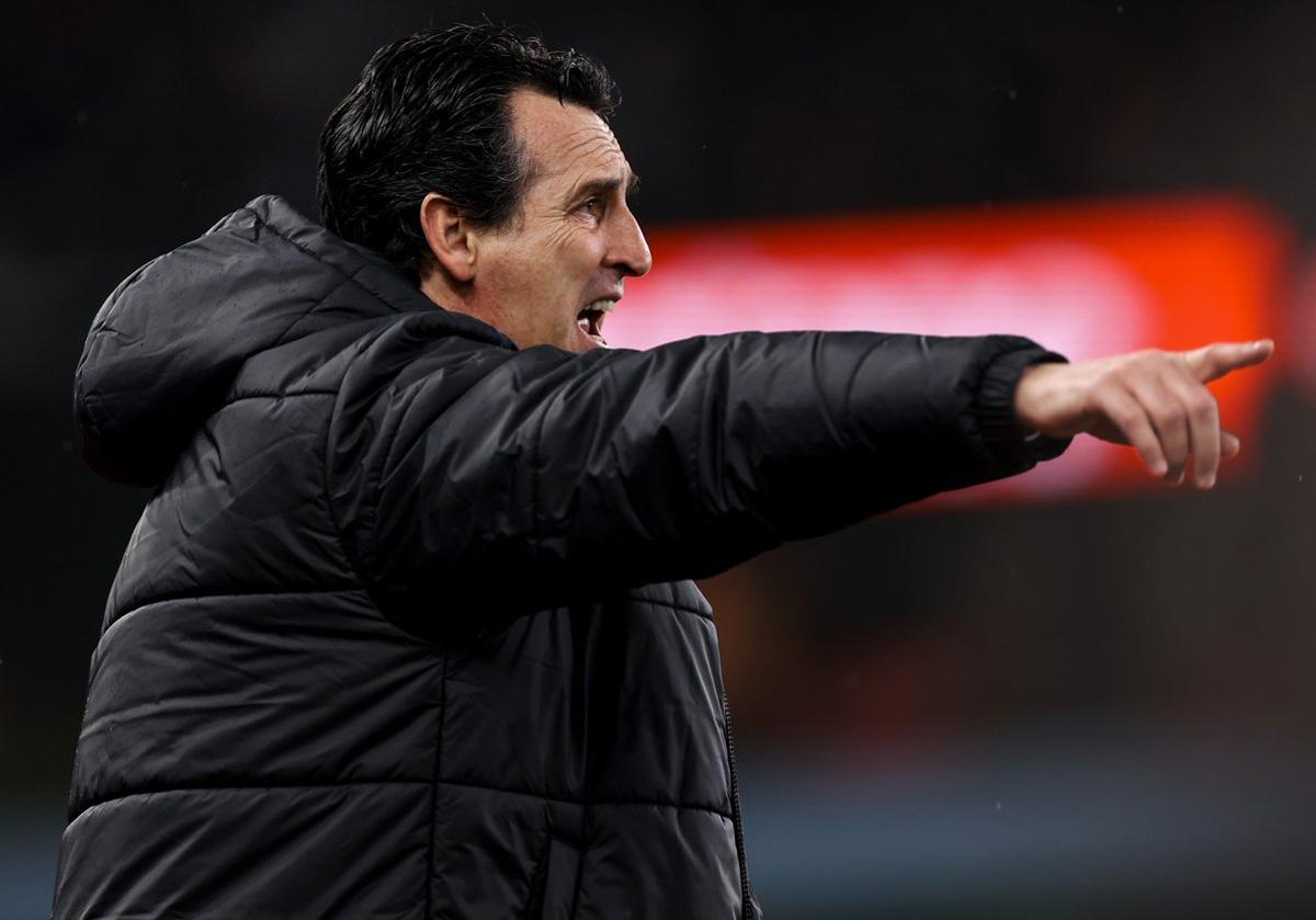 Unai Emery dirigiendo al Aston Villa