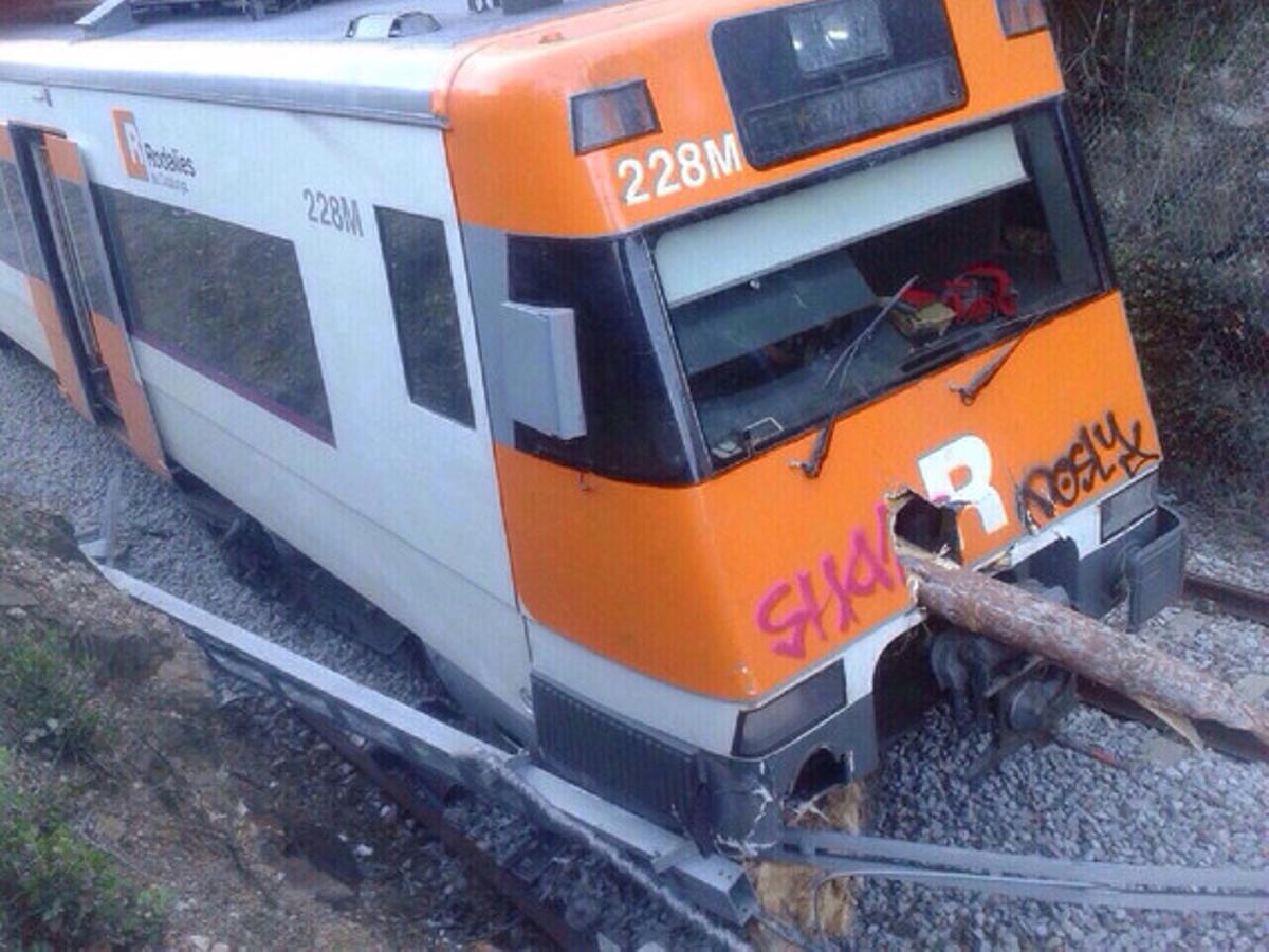 Tren de Barcelona a Puigcerdà de la línia R-3, al seu pas per la Garriga, aquest dimarts, després de descarrilar per culpa d’un arbre caigut pel fort vent.