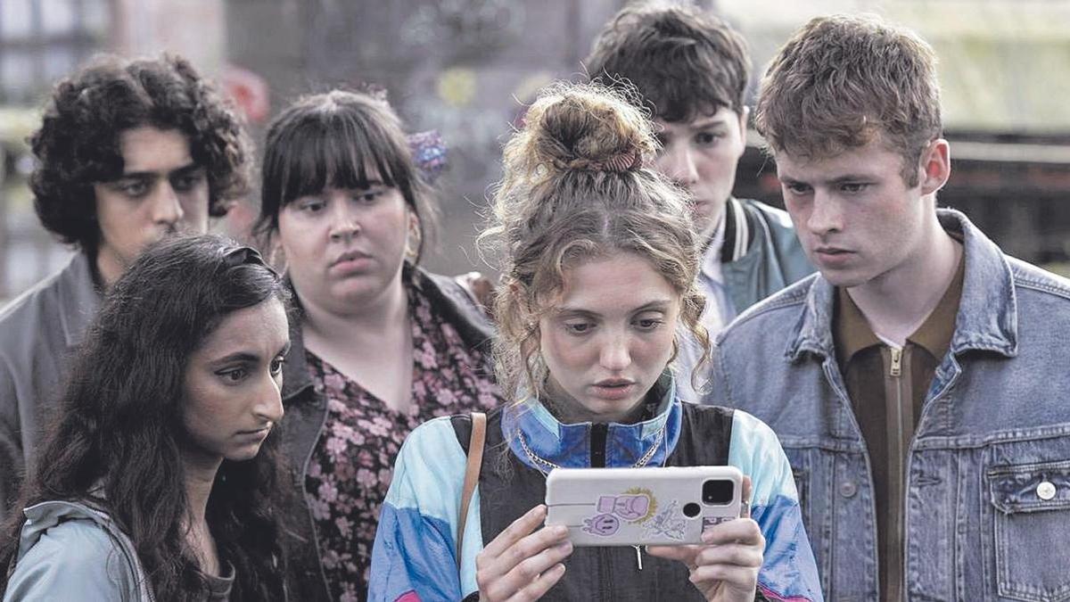 Amelia Clarkson (Wren), en el centre amb el mòbil, acompanyada per altres joves protagonistes