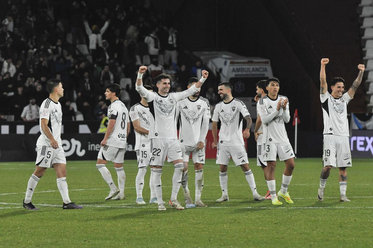 Los jugadores del Albacete celebran su pase tras derrotar en la tanda de penaltis al Celta