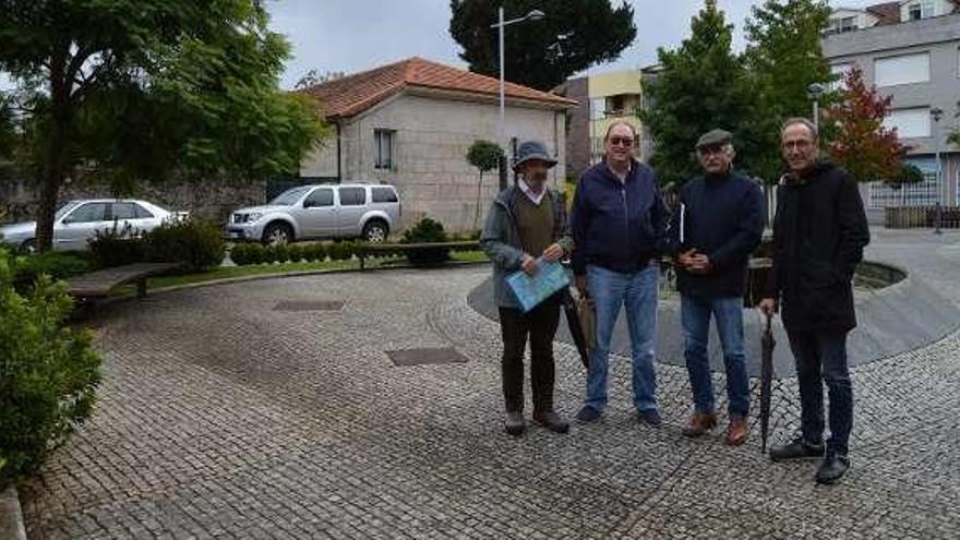 Miembros del jurado de &quot;Vilas en Flor&quot; en Tomiño. // D.B.M.