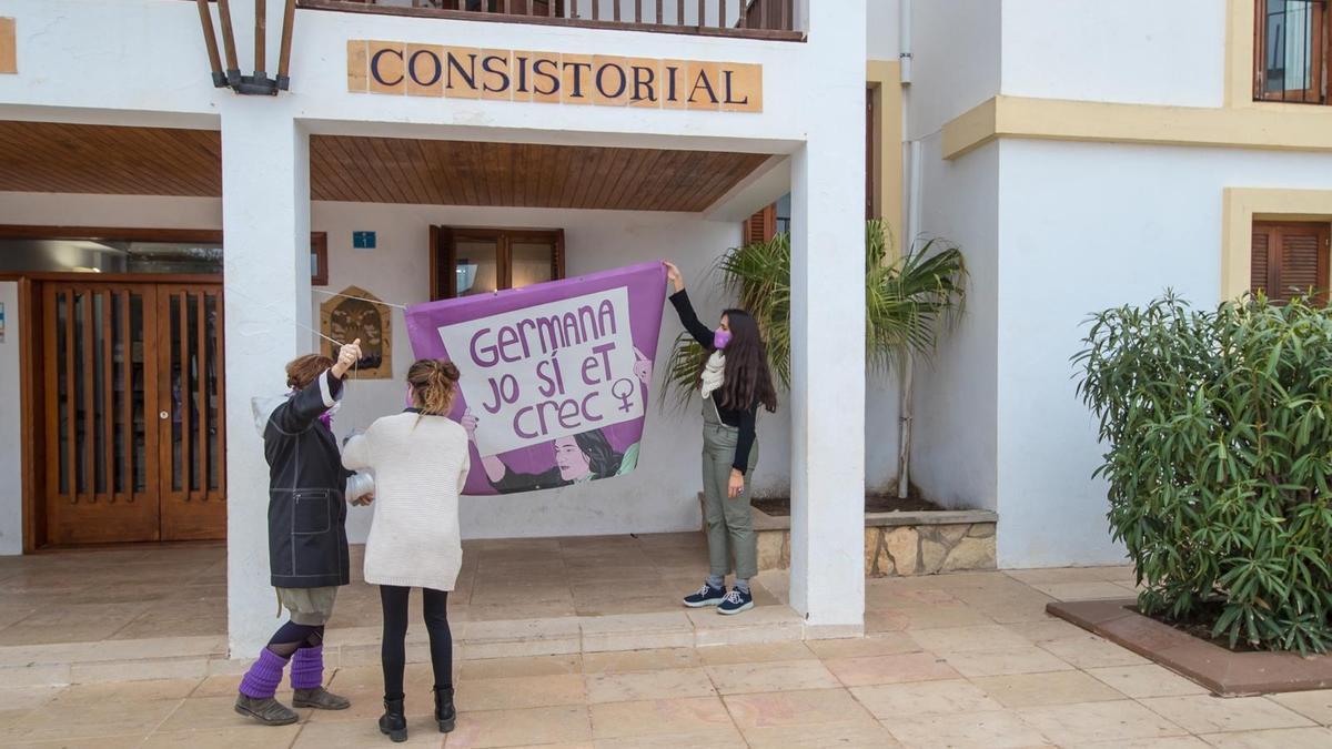 Instalan uno de los carteles reivindicativos en la sede del Consell.