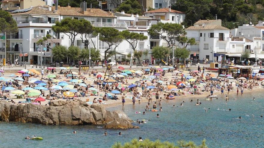 La platja de Tamariu, ahir al matí, abans de tancar-se