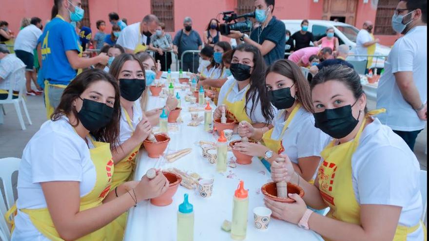 Unas 300 personas montaron los mejores allioli de la Nit de la Xulla de Vila-real.