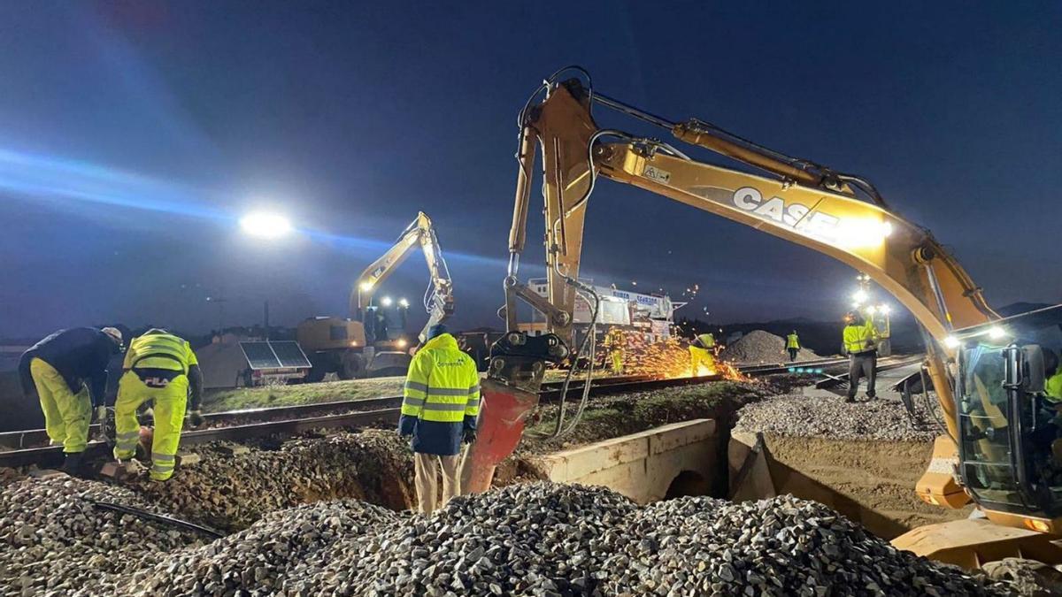 Operarios realizando los trabajos en horario nocturno, cuando ya no hay circulación en la línea. | ADIF