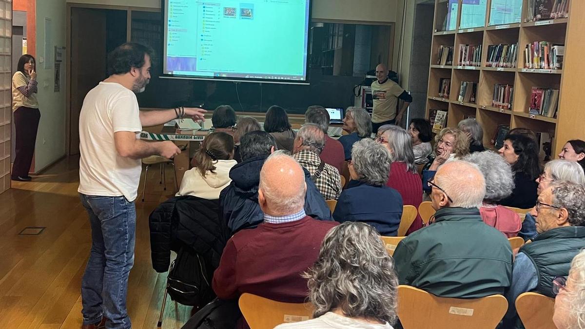 O escritor Pedro Feijoo, guía de excepción do clube de lectura Nieves Ibarra de Nigrán