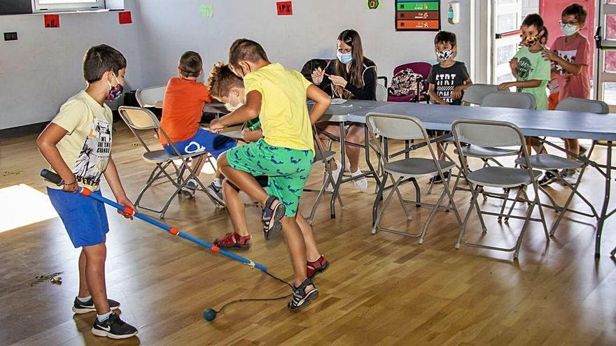 Un dels dos grups de primària del Casal de la Jonquera fent una activitat.