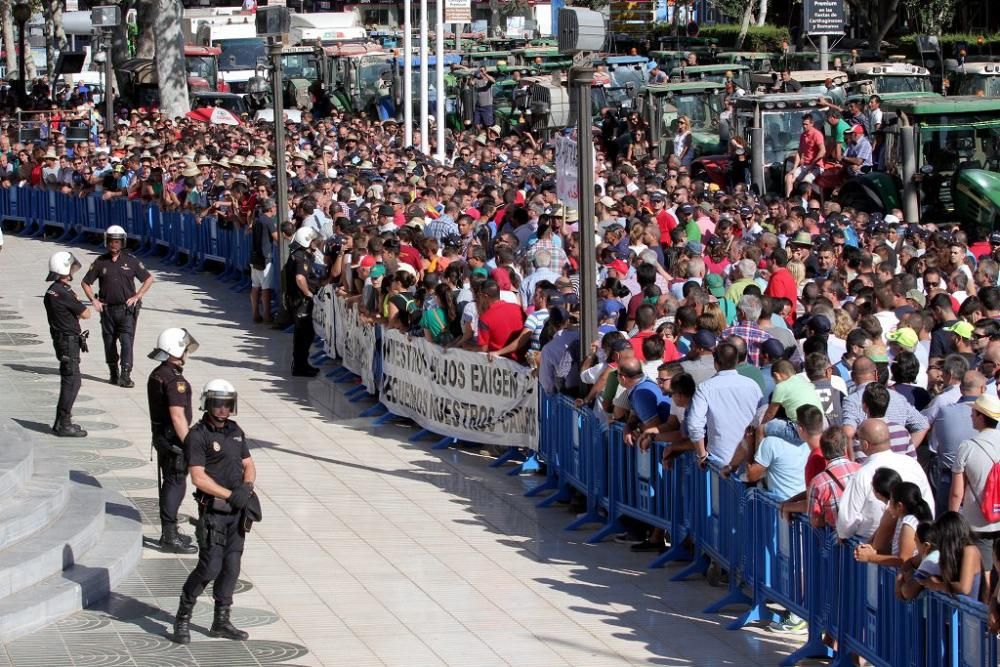 Protesta de agricultores en la Asamblea Regional