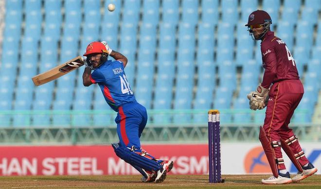 Ikram Alikhil (L) juega un tiro durante el tercer partido internacional de un día (ODI) de cricket entre Afganistán y las Indias Occidentales en el Ekana Cricket Stadium en Lucknow.