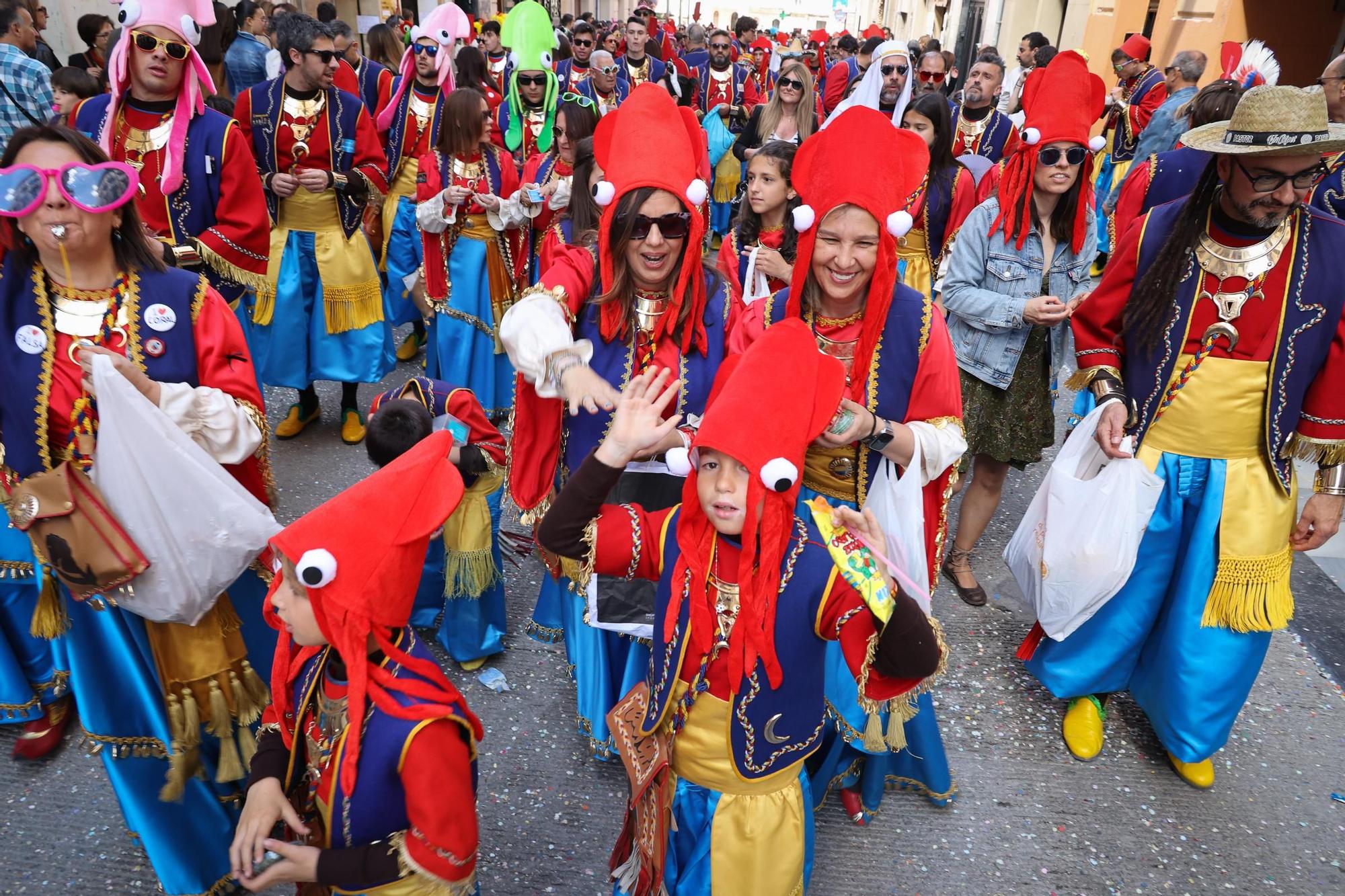 El Sant Jordiet entre claveles en la procesión de la Reliquia