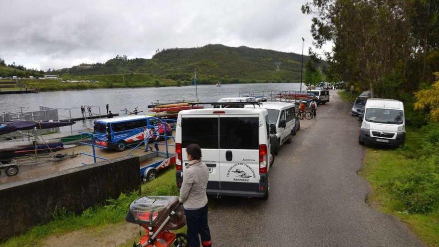 Pista propiedad de la comunidad de montes ocupada por los coches de los clubes. // G. Santos