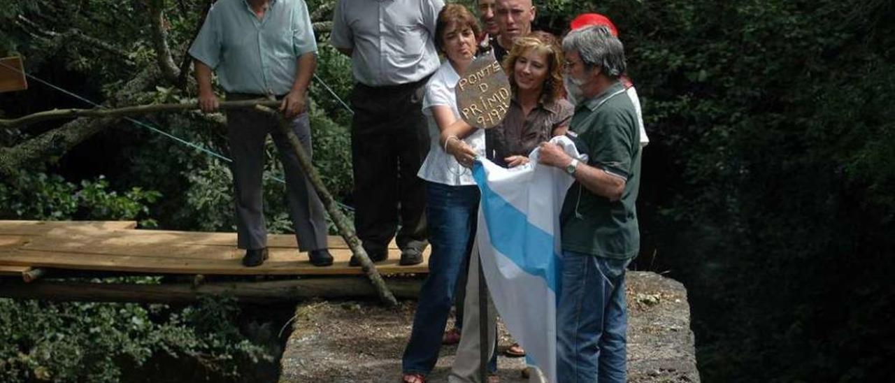 Descubrimento do legón colocado na ponte de Carmoega en xullo de 2006. // Bernabé/Javier Lalín