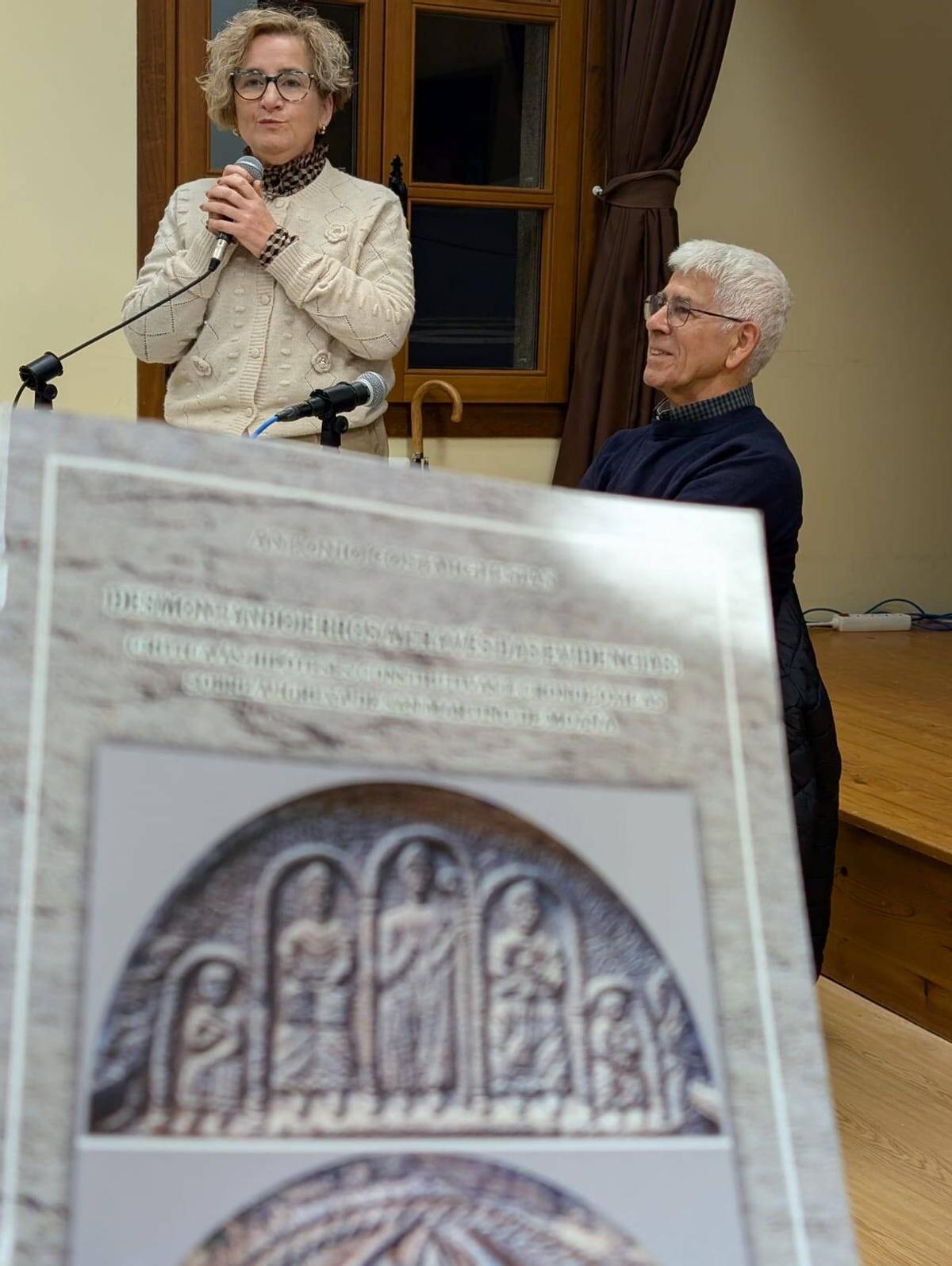 En primer plano portada del libro con el tímpano de San Martiño.