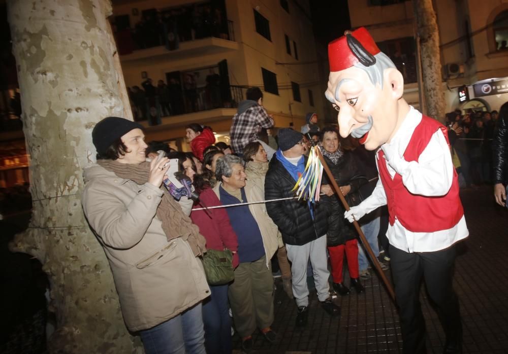 Auf der Plaça Major von Sa Pobla stieg am Montag (16.1.) zu Sant Antoni ein Spektakel mit Musik und Feuerwerk. Traditionalisten bemängeln hier zwar ein unnötiges Aufbauschen zum Event, dem regen Zulauf aber tat das auch diesem Jahr keinen Abbruch.