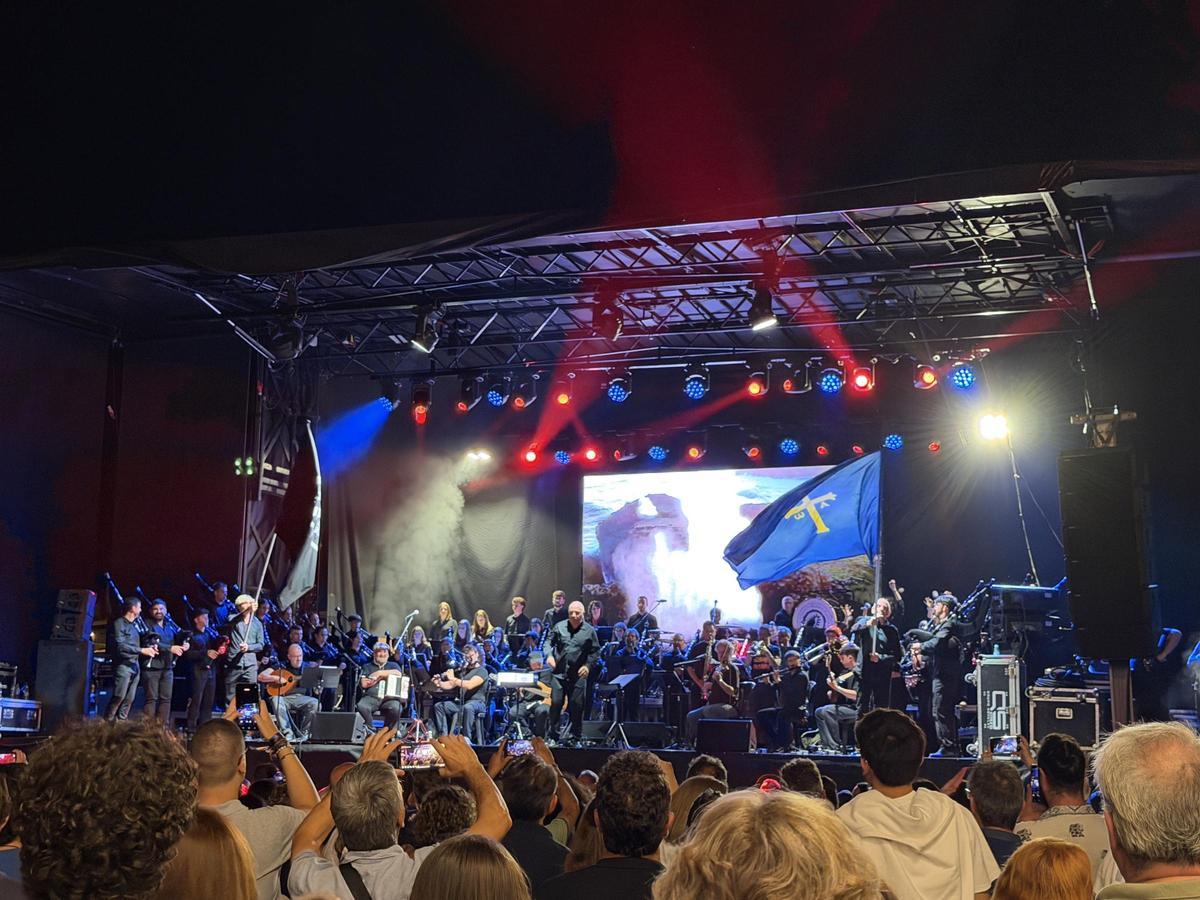 Concierto de la Banda Gaites Llacín en Llanes.