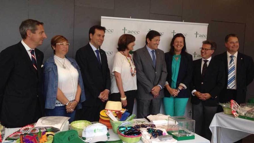 Javier Fernández, con miembros de la Asociación Contra el Cáncer, durante su visita a la Feria.