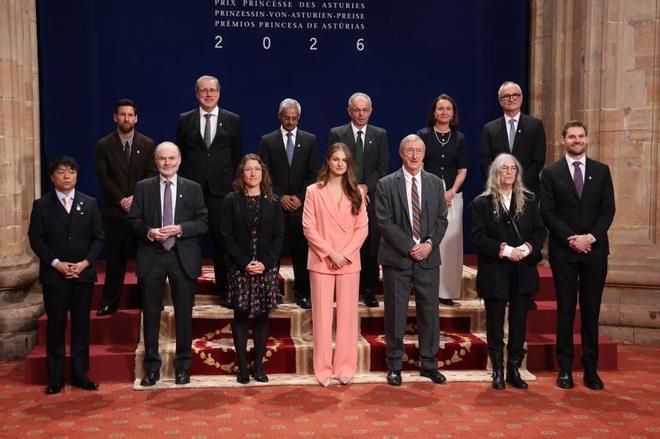 La princesa Leonor le entrega la insignia de los Premios Princesa de Asturias a Leo Messi