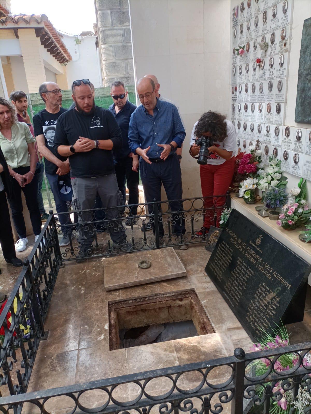 El exalcalde de Alzira Diego Gómez y representantes de la asociación de memoria histórica en el panteón dedicado en Alzira a las víctimas de la represión franquista.