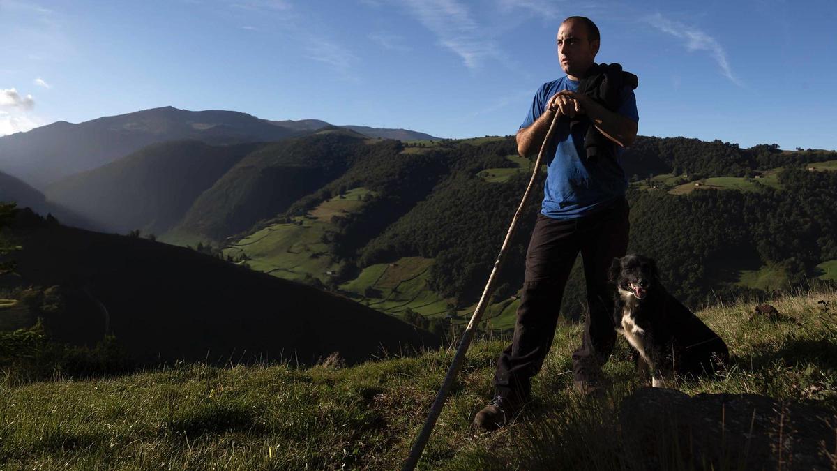 Jaime Abascal, pastor de 27 años de Vega de Pas (Cantabria).