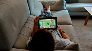 La meitat de famílies no parlen amb els seus fills dels riscos d’internet
