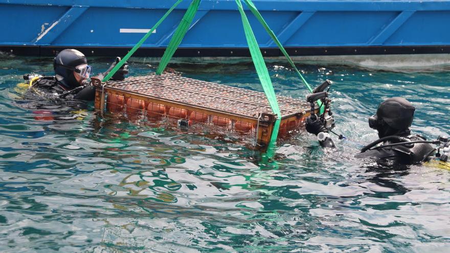 Dos submarinistes amb les ampolles de vi pràcticament cobertes d&#039;aigua