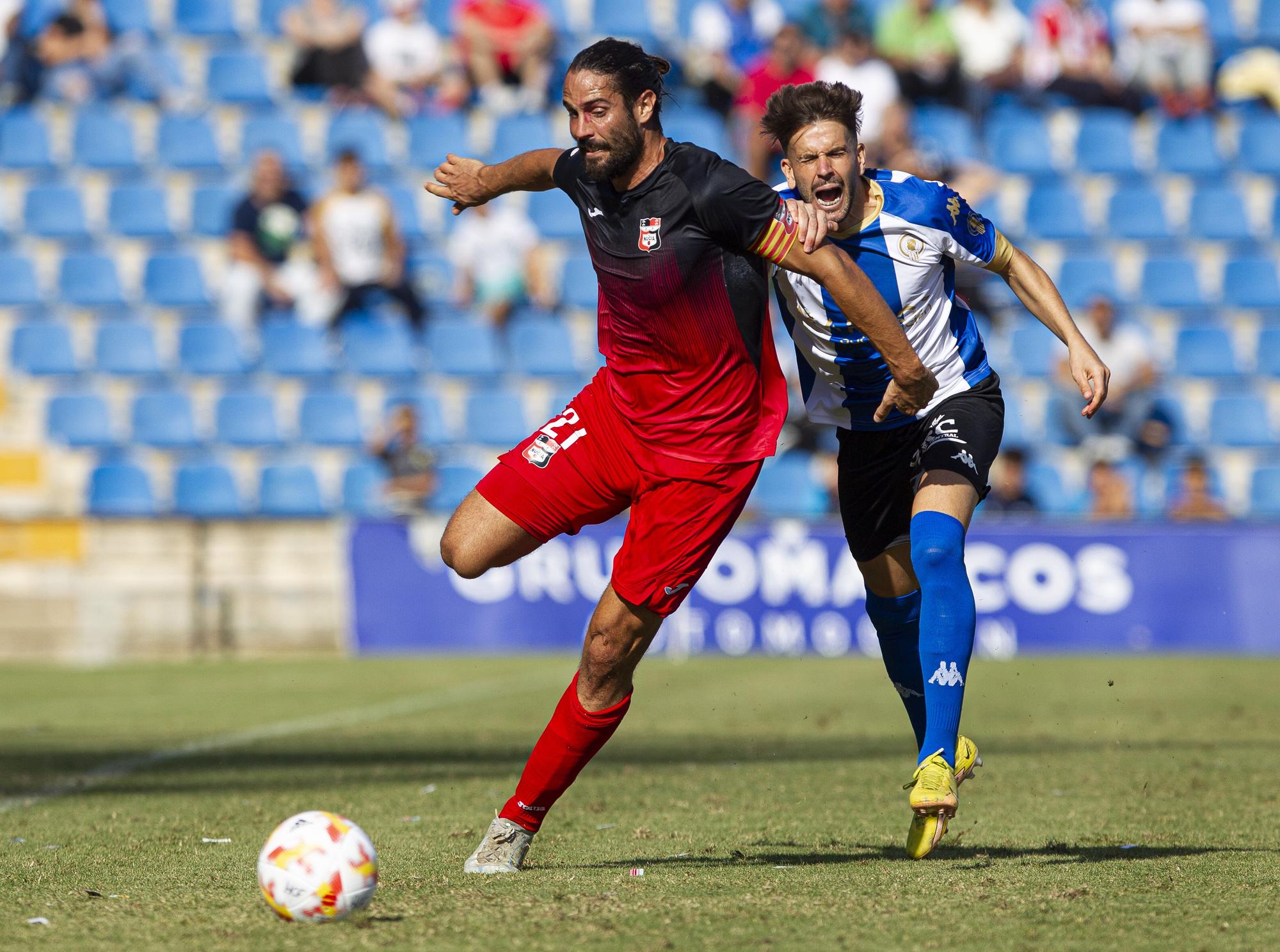 Raúl recibe la falta del exherculano Mariano Sanz, de nuevo muy motivado contra su antiguo equipo.