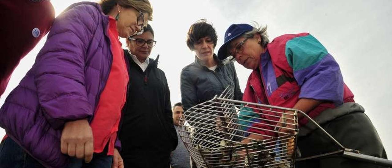 Ana Pontón junto a las mariscadoras de Cambados en el día de ayer.  // Iñaki Abella