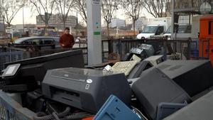 Catalunya millora en el reciclatge de residus electrònics tot i que se segueixen «abandonant» neveres al carrer