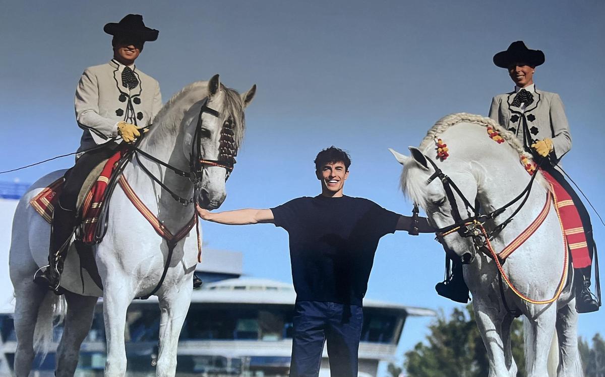 Marc Márquez posa para el libro de Jerez junto a dos preciosos caballos jerezanos y sus jinetes.