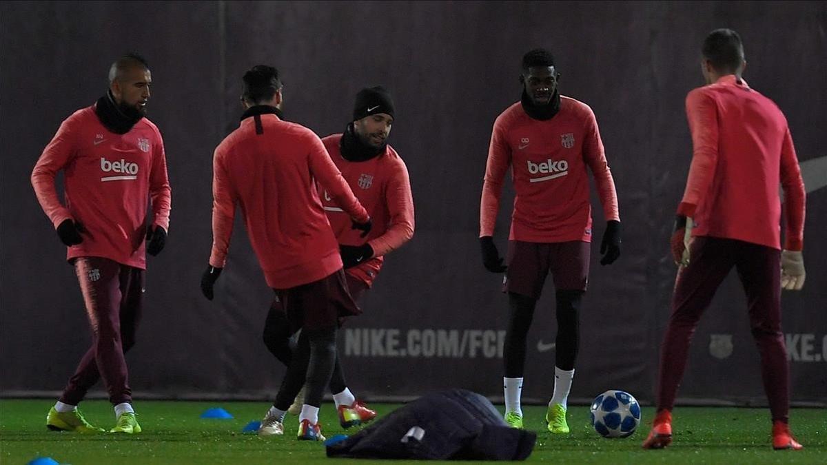 Entrenamiento del FC Barcelona. En la foto Arturo Vidal, Lionel Messi y Ousmane Dembele.