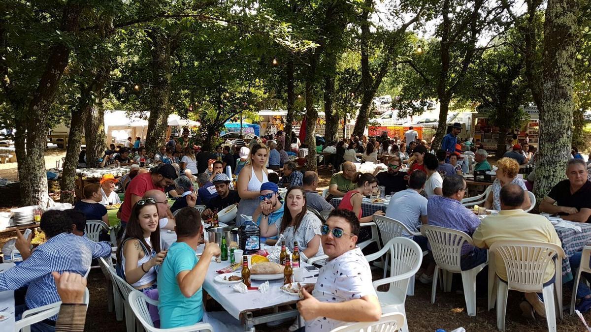 Una edición anterior de la Festa do Río de Carmoega, en Agolada.