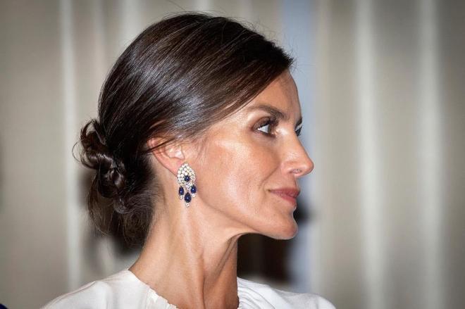 La reina Letizia con pendientes de zafiros de la reina Sofía